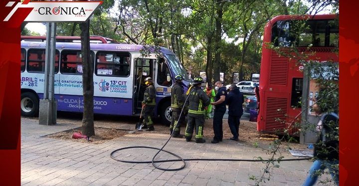 Reportan al menos 44 heridos después de choque entre Metrobús y autobús en CDMX