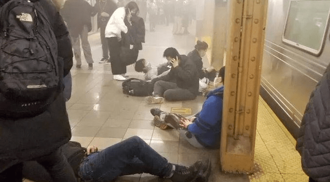 Tiroteo en el Metro de Nueva York deja al menos 16 heridos
