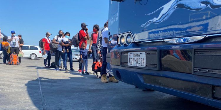 EE.UU. refuerza con agentes y albergues ante eventual ola masiva de migrantes