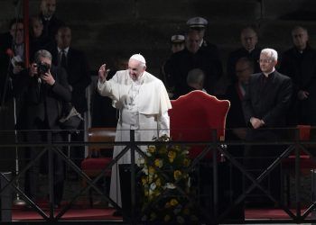 Papa Francisco encabeza el Vía Crucis de Viernes Santo en el Coliseo de Roma