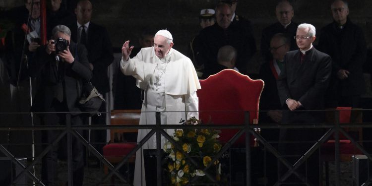 Papa Francisco encabeza el Vía Crucis de Viernes Santo en el Coliseo de Roma