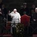 Papa Francisco encabeza el Vía Crucis de Viernes Santo en el Coliseo de Roma