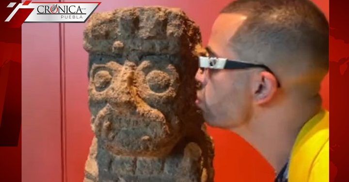 Hombre genera revuelo por lamer y besar piezas en museo de CDMX