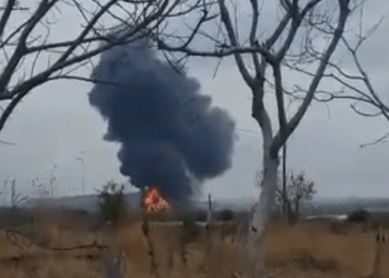 Se incendia pipa que transportaba combustible tras colisión en la Autopista Siglo XXI