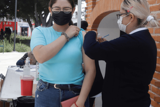 Descartan una cuarta dosis contra la COVID