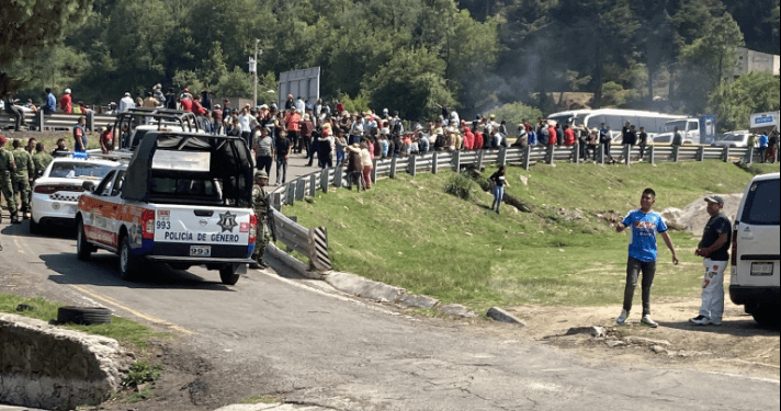 Bloqueo al autopista México-Puebla por presunto secuestro de menor 