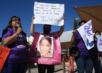 Madres de víctimas de feminicidio protestan en la frontera de México con EE.UU.