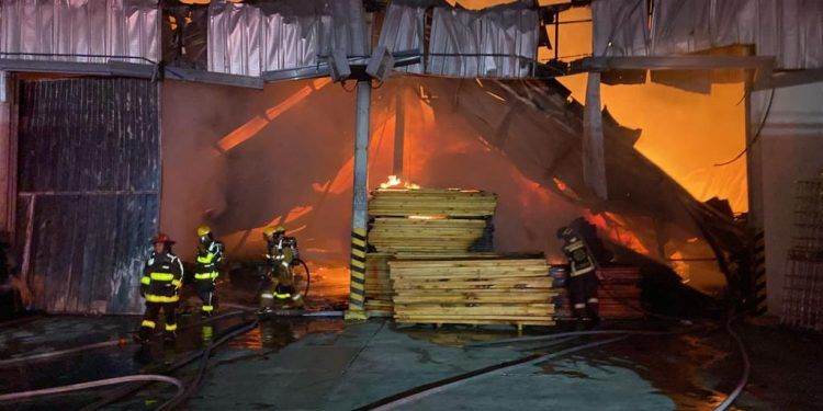 Sofocan incendio registrado en almacén de madera de San Andrés Cholula 