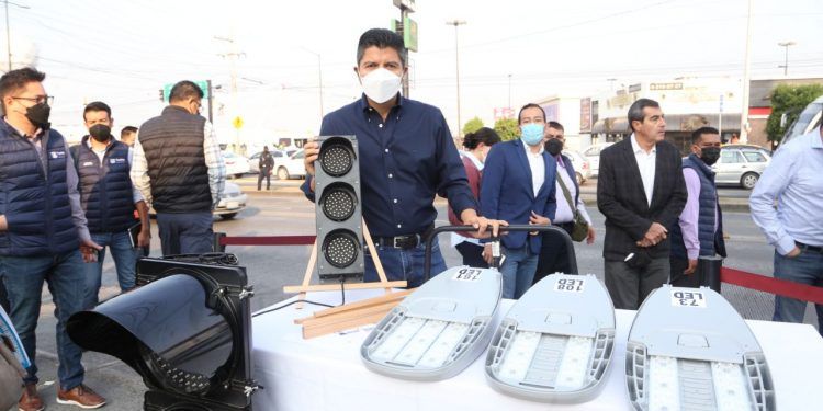 Moderniza Ayuntamiento de Puebla semáforos y alumbrado público