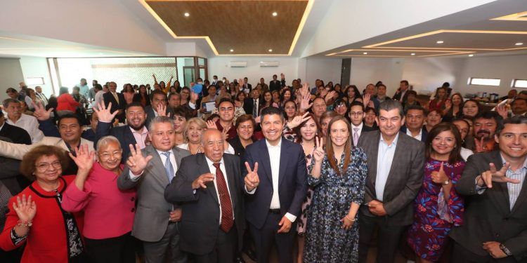 Ayuntamiento de Puebla entrega reconocimientos a maestros del SNTE