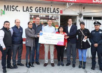 Entrega Eduardo Rivera primer apoyo del programa Créditos Contigo