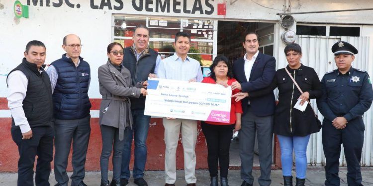 Entrega Eduardo Rivera primer apoyo del programa Créditos Contigo