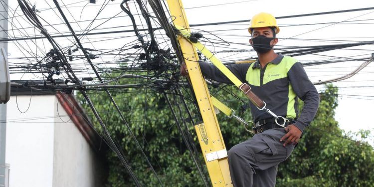 Continúa Ayuntamiento de Puebla ordenamiento de cableado aéreo en el centro