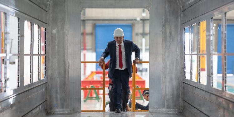 AMLO concreta la compra de 42 convoyes para el Tren Maya