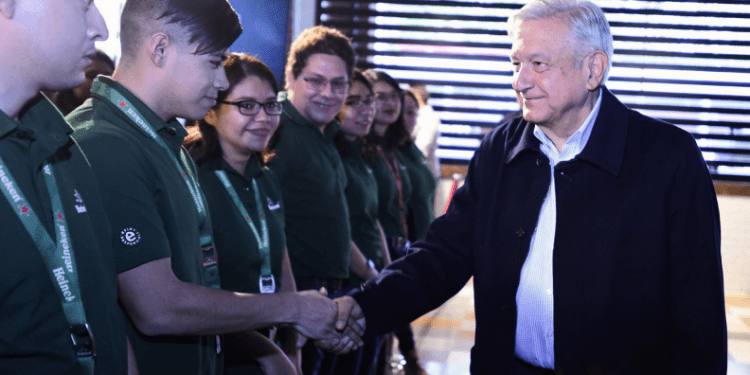 Becas de gobierno federal a 62 de cada 100 alumnos