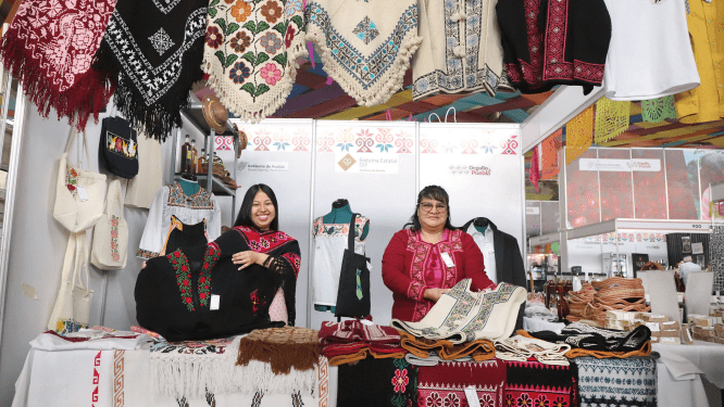 En feria, artesanía emblemática