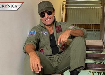 Mamá se hace viral por reacción al recibir cobija de Chayanne sin playera