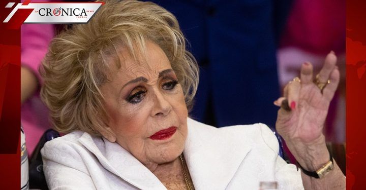 Silvia Pinal genera reacciones divididas por regreso en silla de ruedas al teatro