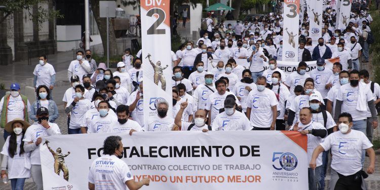 Trabajadores poblanos desfilan para conmemorar el 1 de mayo