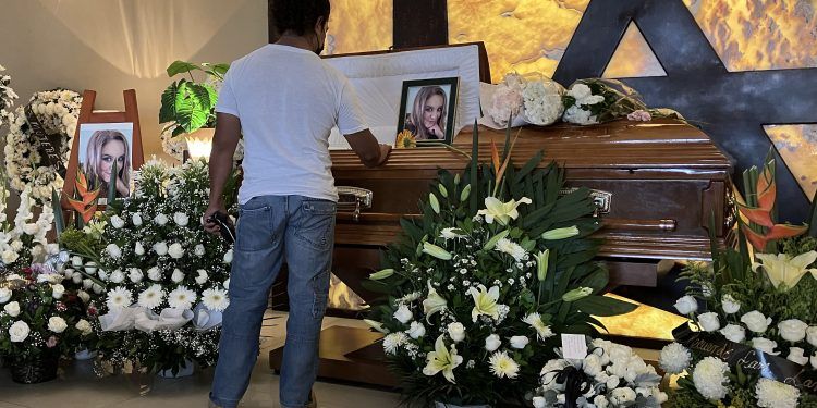 Acuden familiares y amigos al funeral de Cecilia Monzón en Cholula