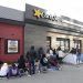 Poblanos acampan en nuevo Carl´s Jr. para obtener un año de hamburguesas gratis