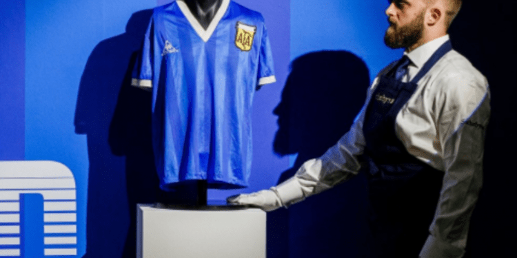 Subastan jersey de Maradona de La Mano de Dios en 8.4 millones de euros