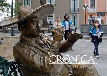 Despojan de trompeta de bronce a escultura de mariachi en el Centro Histórico 