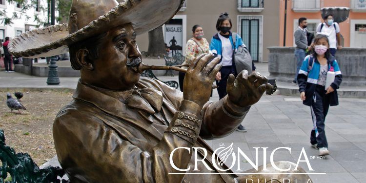 Despojan de trompeta de bronce a escultura de mariachi en el Centro Histórico 