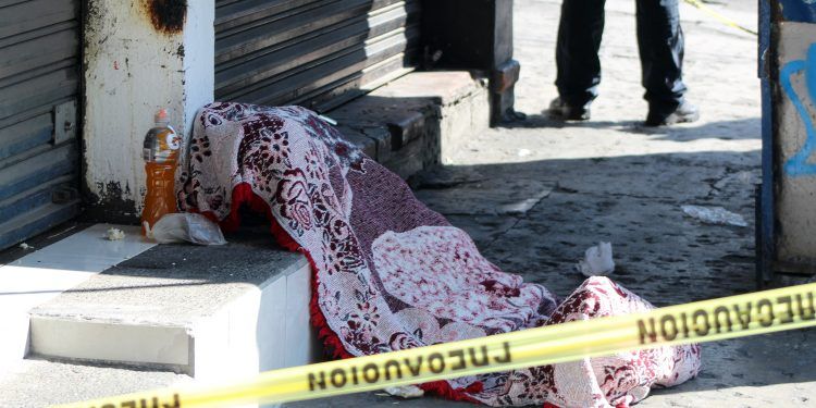 Muere hombre en calles del centro de Puebla