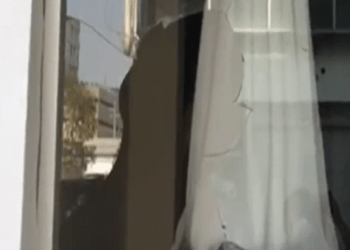 Rompen cristal y roban al interior de un negocio en Puebla