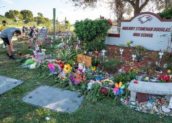 Nuevamente aplazan selección del jurado en juicio por matanza de Parkland   