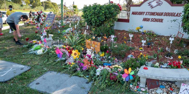 Nuevamente aplazan selección del jurado en juicio por matanza de Parkland   