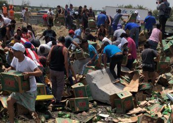 Vuelca tráiler en Ecatepec y vecinos llegan para robar cervezas