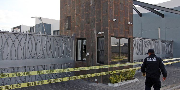 Sujetos rafaguean vivienda en el fraccionamiento Misión de Morillotla