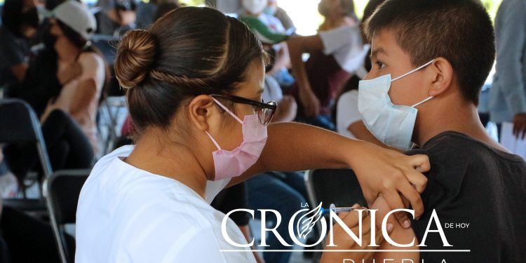 Adolescentes ponen ejemplo al vacunarse