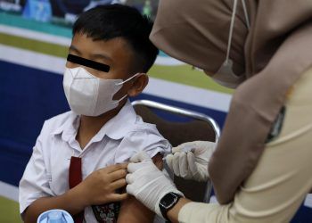 Pfizer dice que 3 dosis de vacuna en menores de 5 años ofrecen alta eficacia