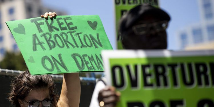 Casa Blanca busca con gobernadores contrarrestar fallo sobre el aborto