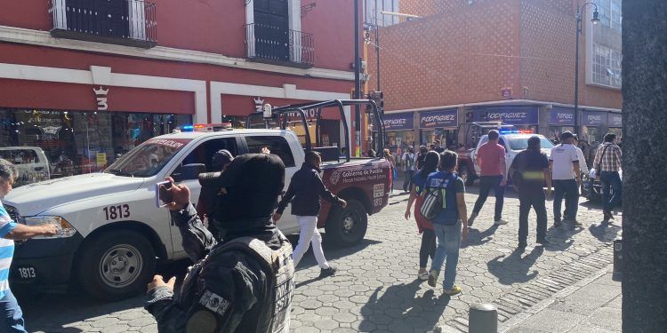 Ambulantes agreden a elemento de Vía Pública en Puebla