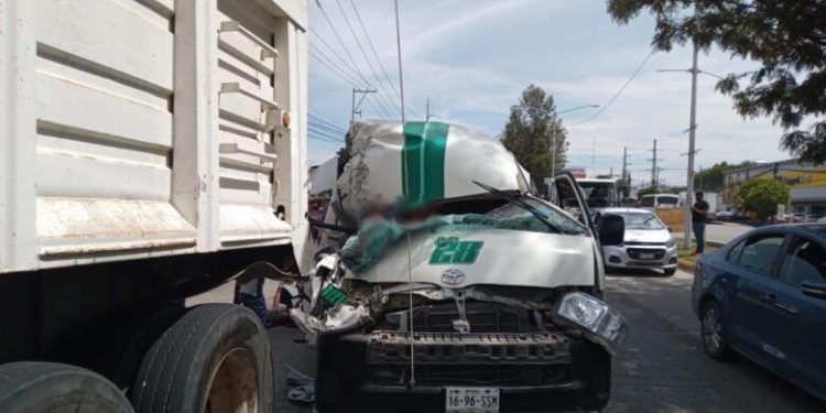 Choca ruta 28 con tráiler; hay nueve heridos 