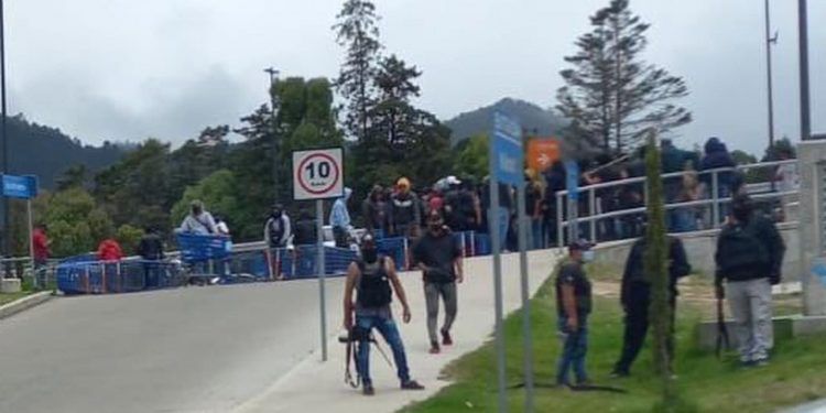 Hombres armados provocan pánico en San Cristóbal de las Casas; bloquean calles y toman negocios
