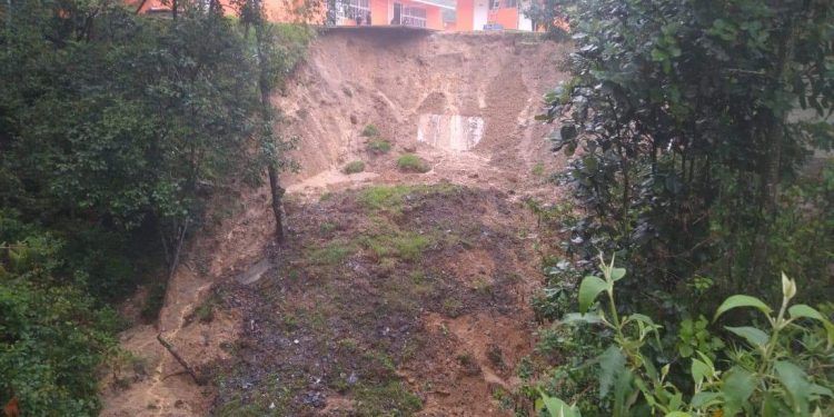 Deslave en Eloxochitlán deja dos muertos; gobierno evacúa a 11 familias