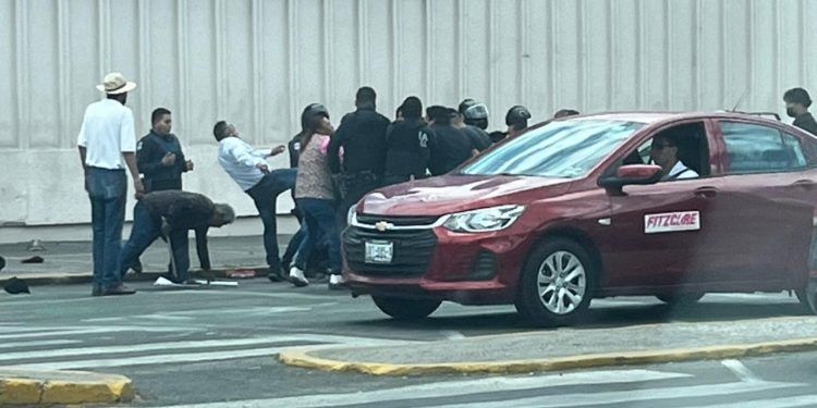 Riña entre ambulantes y franeleros deja cuatro heridos en Prolongación Reforma