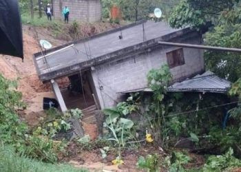Colapsa vivienda en Eloxochitlán por deslave 