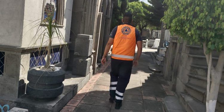 Supervisan medidas de seguridad en panteones de Puebla por Día del Padre 