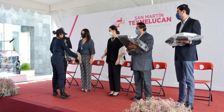 Entregan Ana Lucía Hill y Norma Layón equipamiento policial a elementos de seguridad de Texmelucan 