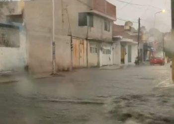 Lluvia y granizo inundan calles de Puebla 