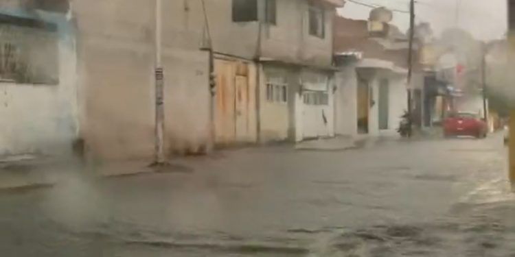 Lluvia y granizo inundan calles de Puebla 