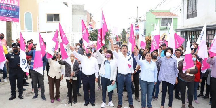 Entrega ayuntamiento pavimentación de calles en Granjas de Puebla