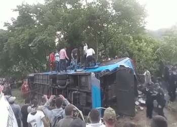 Mueren 11 peregrinos y 26 lesionados tras volcadura de camión en Tila, Chiapas