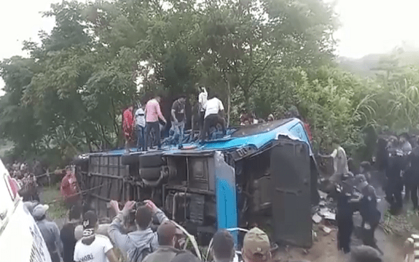 Mueren 11 peregrinos y 26 lesionados tras volcadura de camión en Tila, Chiapas